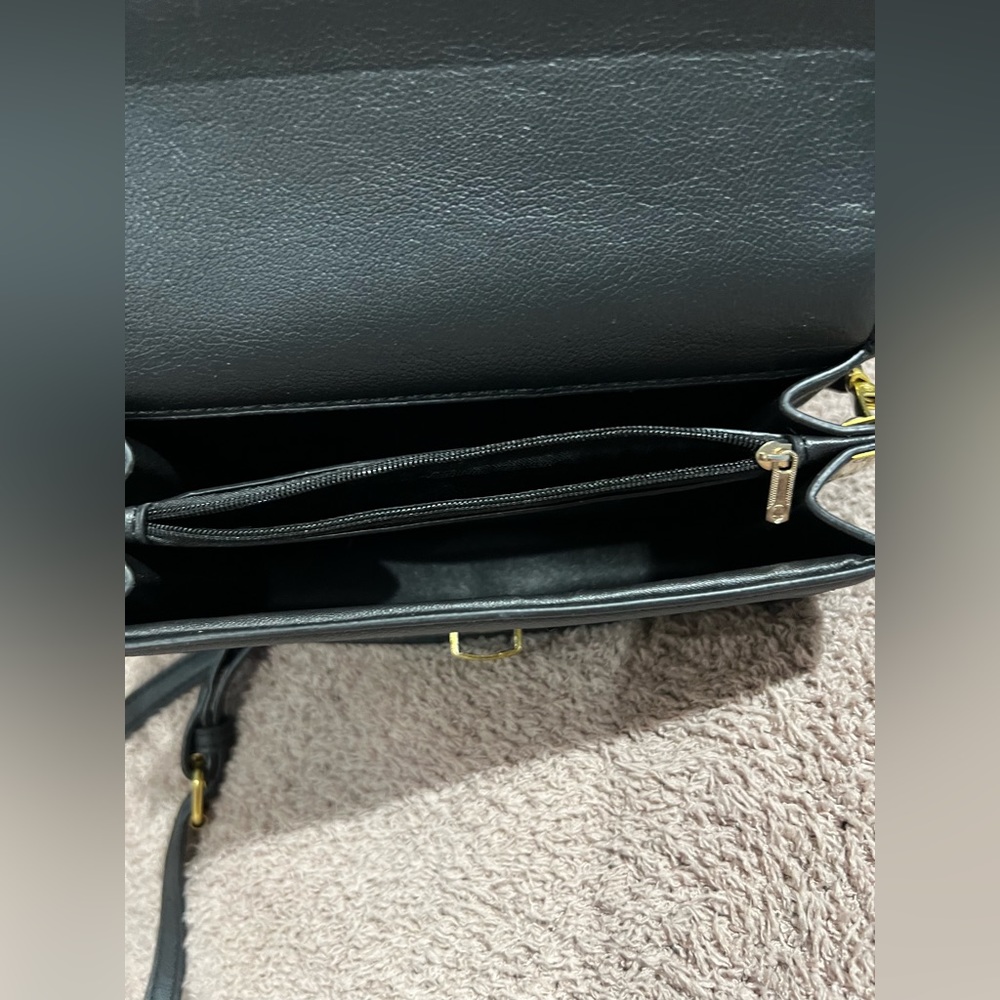 Adorable crossbody! - Picture 3 of 4